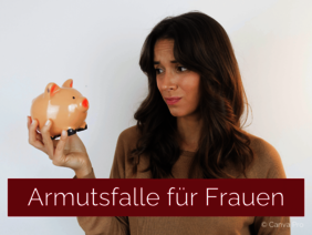 Frau mit Sparschwein in der Hand